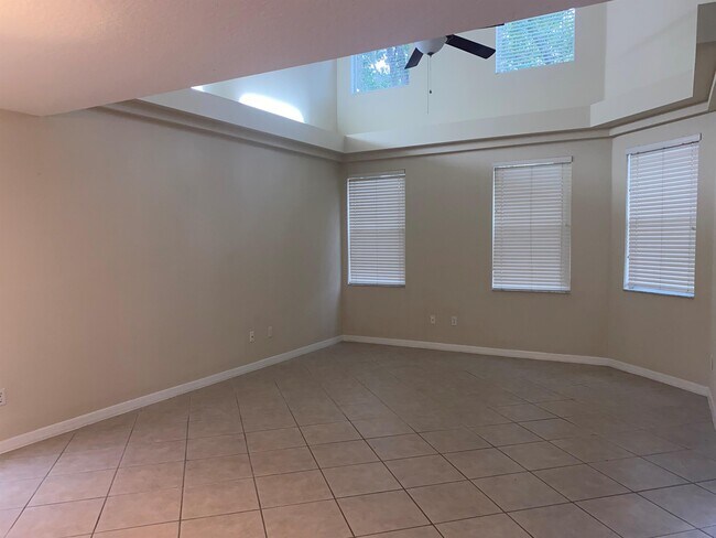 Building Photo - 990 N Lake Claire Cir