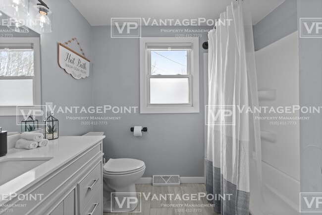 Building Photo - 606 Simonet St
