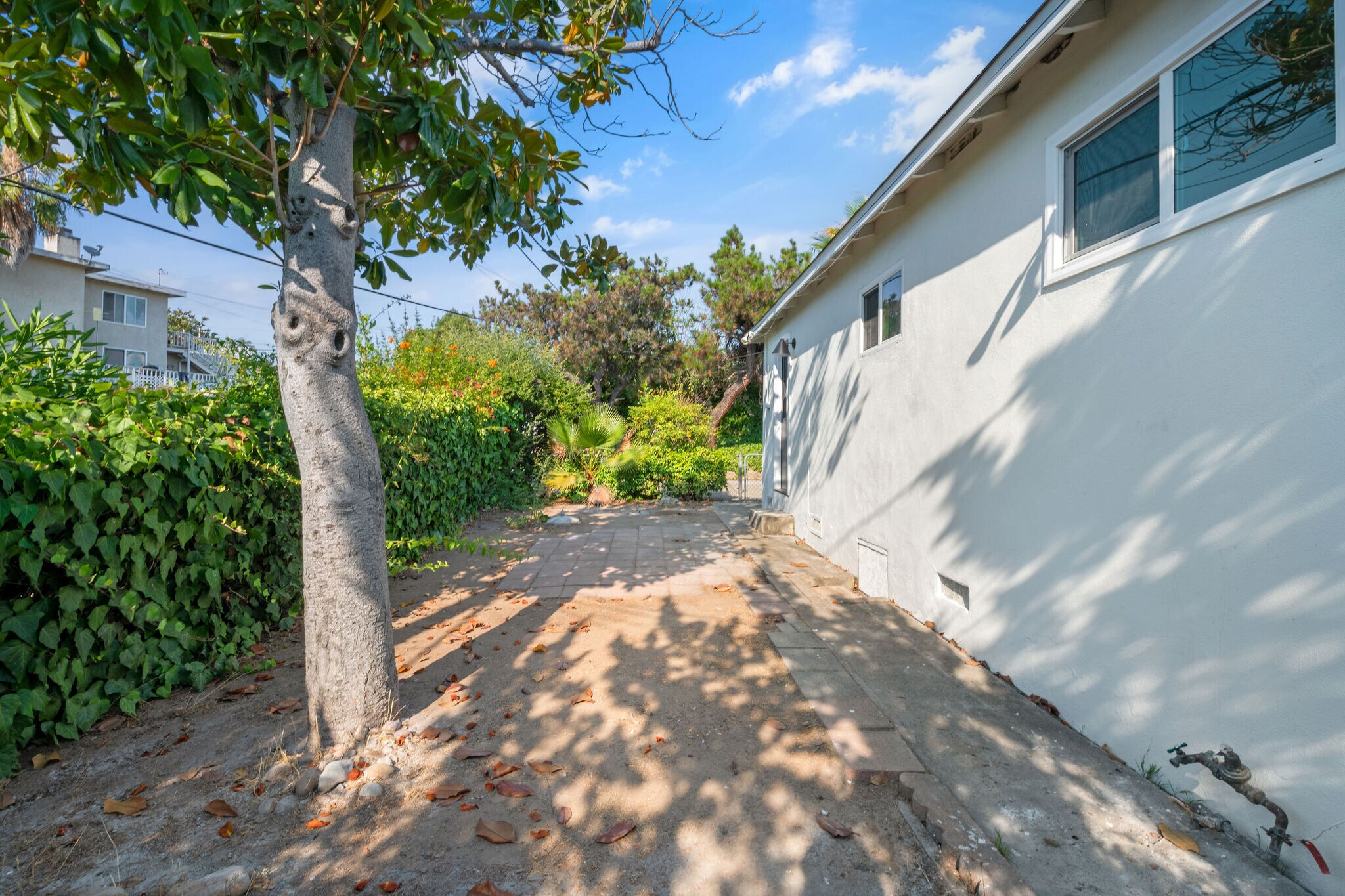 Private yard - 9213 Earl St