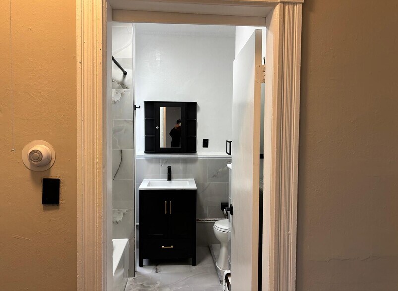 Building Photo - 633 Main St