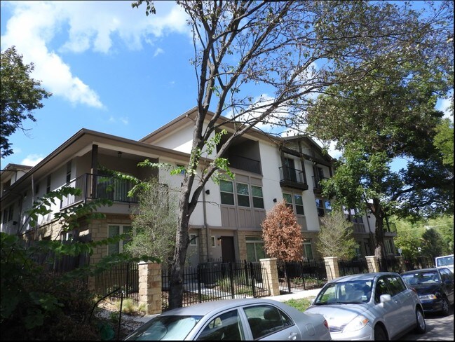 Building Photo - 501 W 30th St