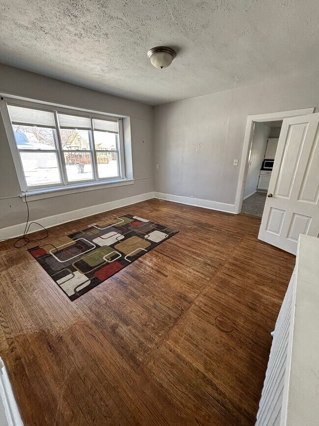 Building Photo - Must-See Rental! 2 bed, 1 bath La Crosse H...
