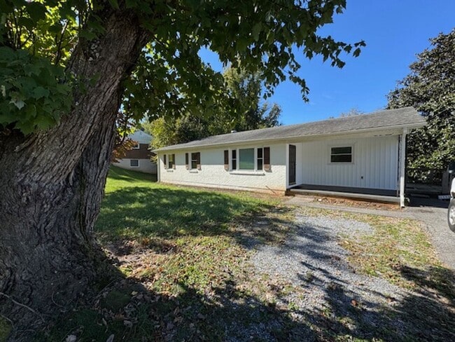Building Photo - 4 Bedroom Remodeled House off Old Forest Road