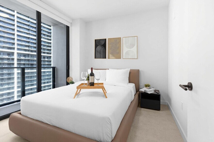 Building Photo - 501 NE 1st Ave