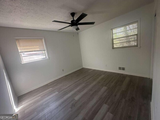 Building Photo - 1009 Pinecrest Dr