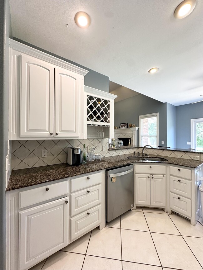 Building Photo - 3750 River Bend Dr