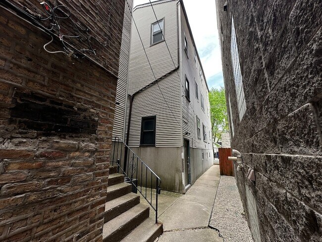 Building Photo - 869 N Hermitage Ave