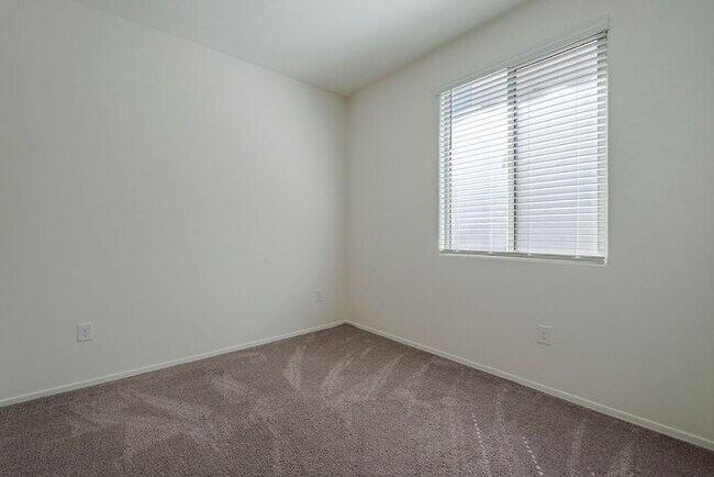 Building Photo - Bright & Stylish 3BR Home in La Estancia |...