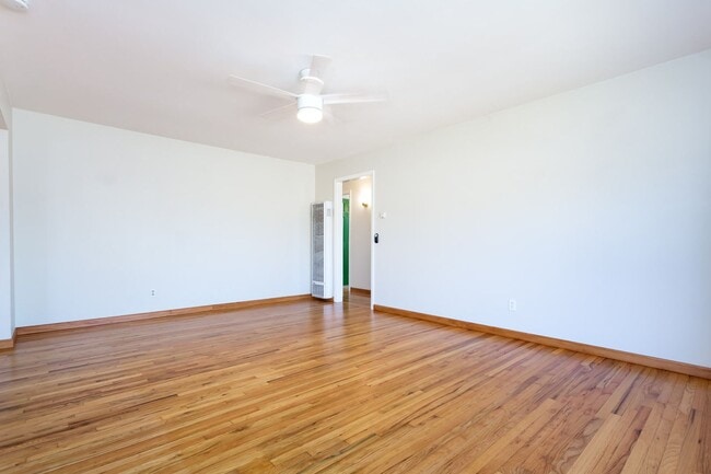 Building Photo - Traditional Home with Large Backyard!