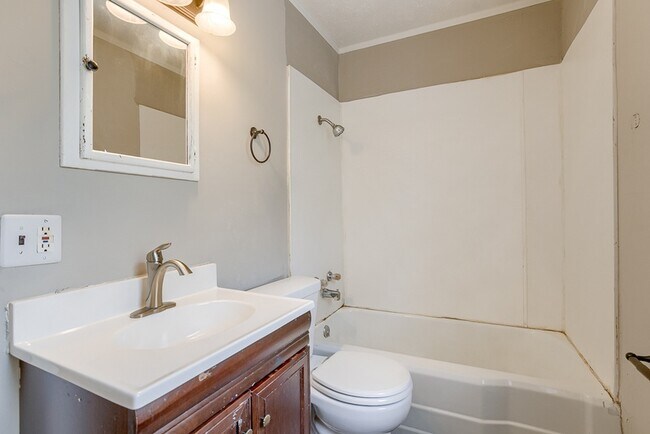 Building Photo - 6905 N 33rd St