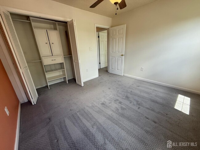 Building Photo - 128 Albury Way
