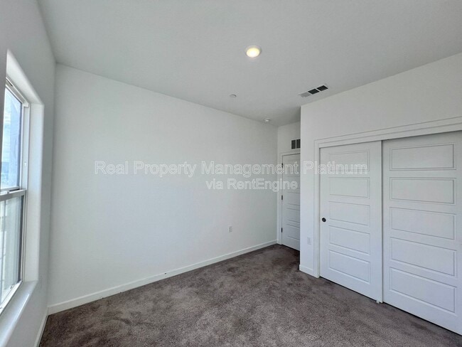 Building Photo - 6088 E Giavanna Ave