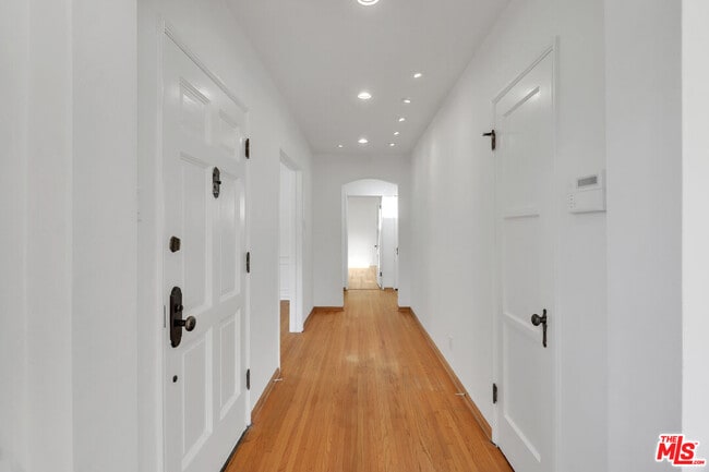 Building Photo - 1105 S Alfred St