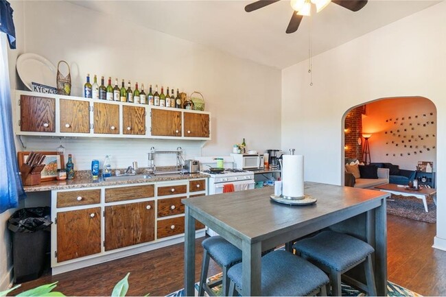 Bright Kitchen - 5119 Butler St