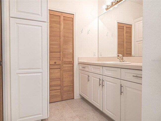 Building Photo - 920 E Lake Dr