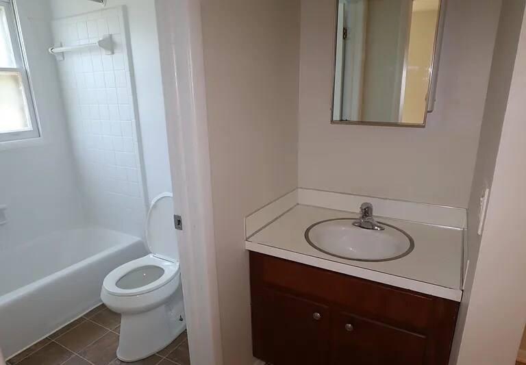 Building Photo - 3700 Malibu Dr