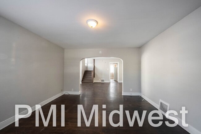 Building Photo - "Charming 3-Bed Duplex on Guilford Ave - A Cozy 1100 Sq Ft Retreat in Indianapolis!"