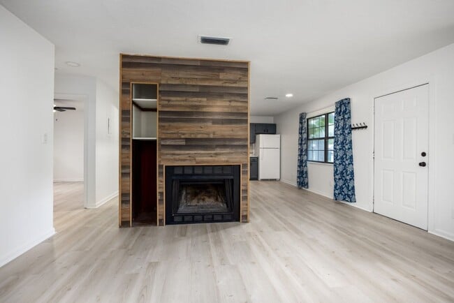 Building Photo - Pine Forest-Valdes