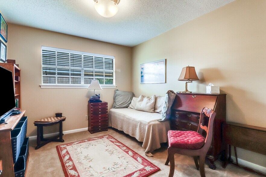 TV/Game/Guest room - 412 Woodvale Ave