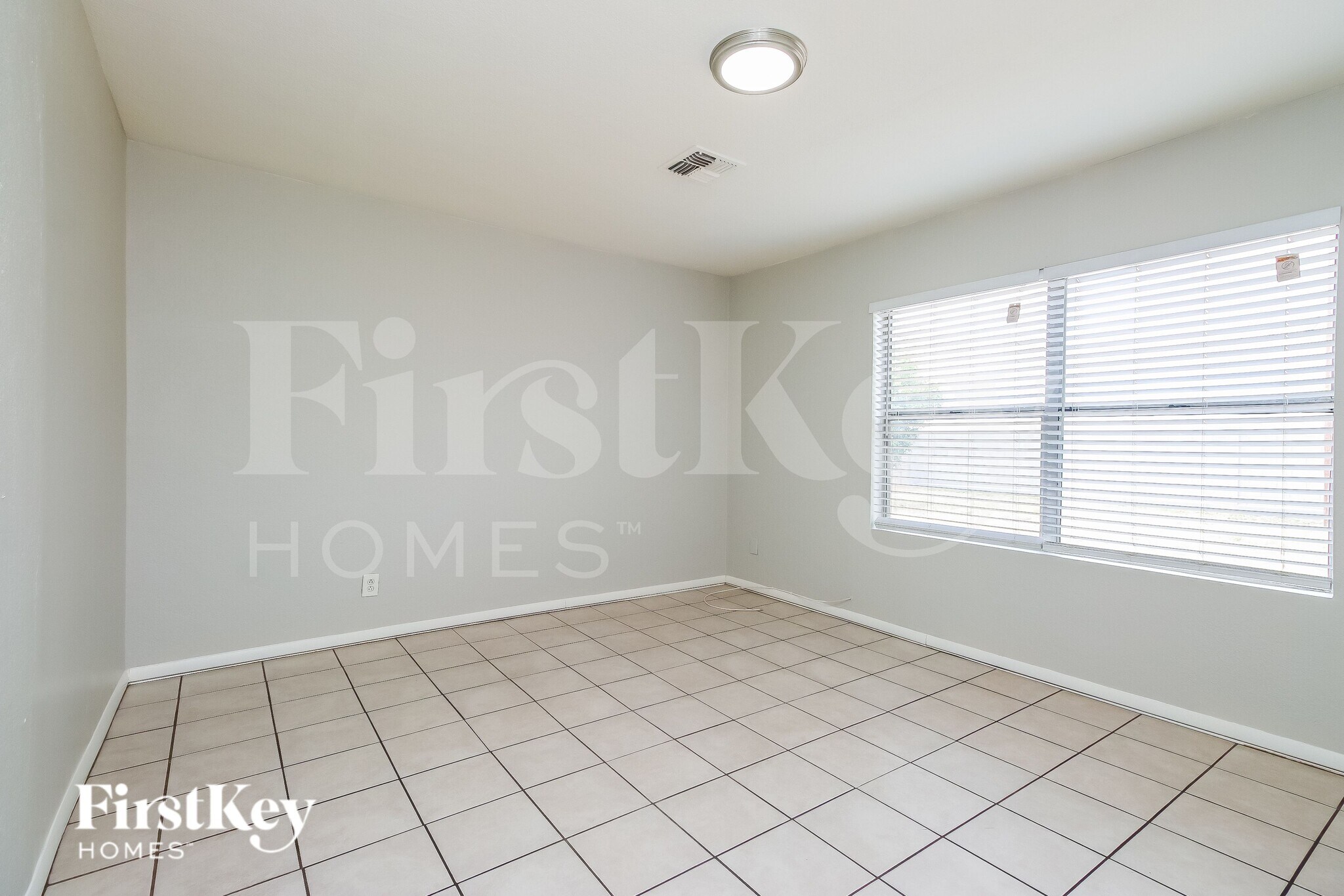 Building Photo - 3250 N 26th Pl