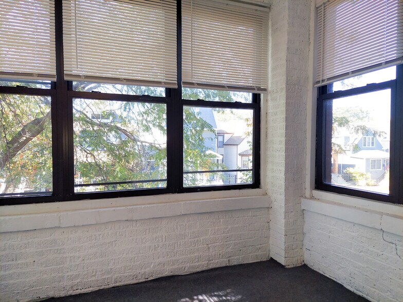 Building Photo - 3823 N Drake Ave