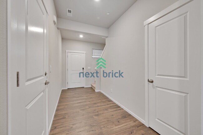 Building Photo - Modern 4-Bedroom Home in Rainier Ridge