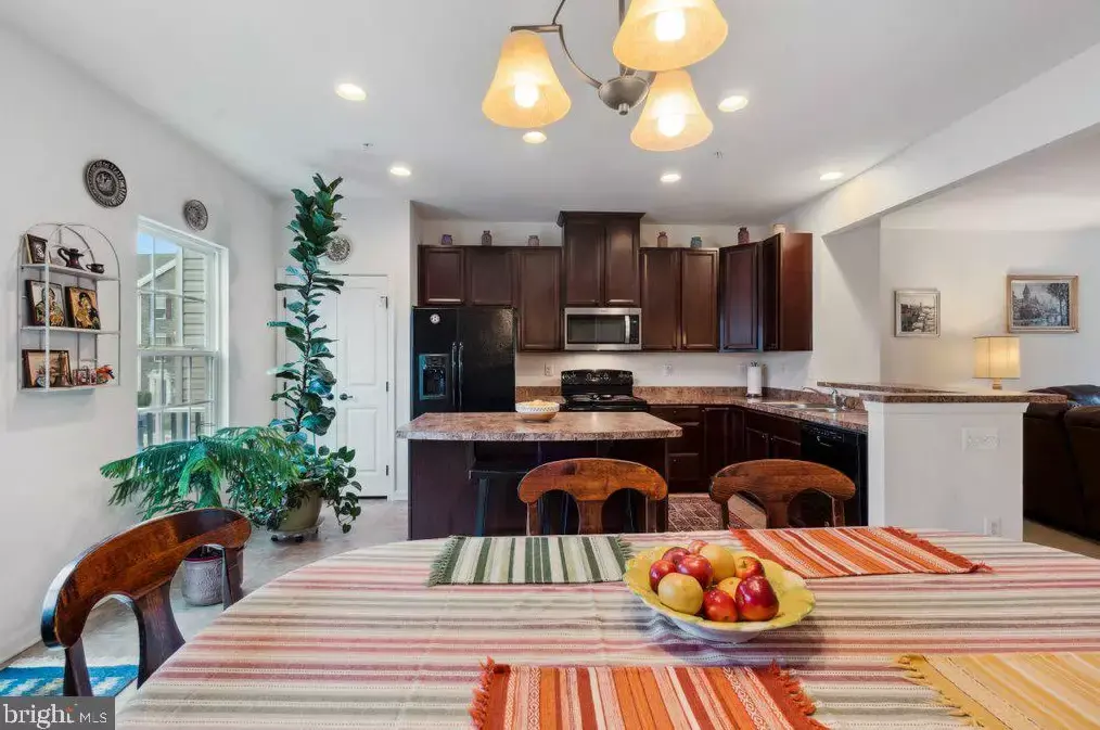 Kitchen & dining - 1280 Rannoch Ln