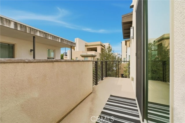 Building Photo - 155 Spectacle