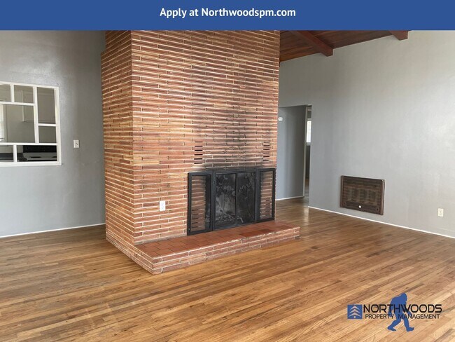 Building Photo - 3 Bedroom Charming House, located on quiet street off cul-de-sac.