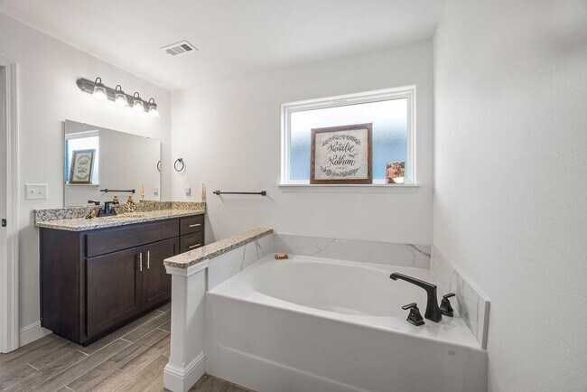 Building Photo - 6007 NW Hoover St