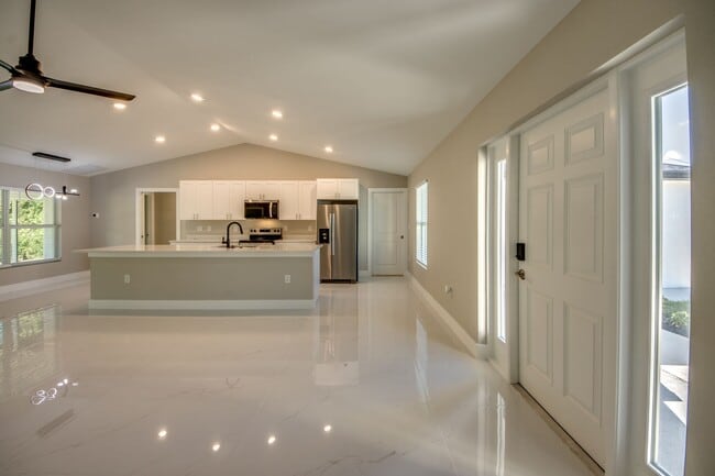 Building Photo - 3433 NE 11th Pl