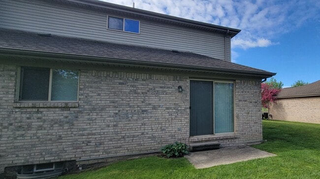 Building Photo - 3253 E 11 Mile Rd