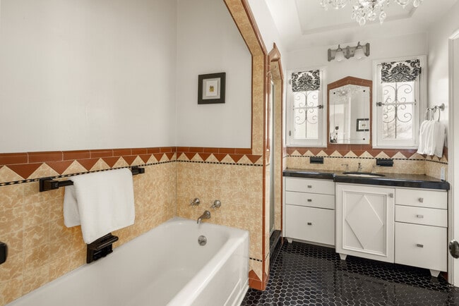 Building Photo - 1116 S La Jolla Ave