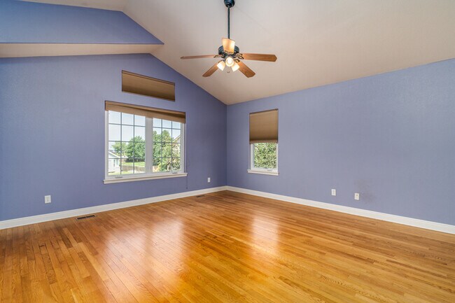 Building Photo - 4 Bedroom Home with 3 Car Garage!