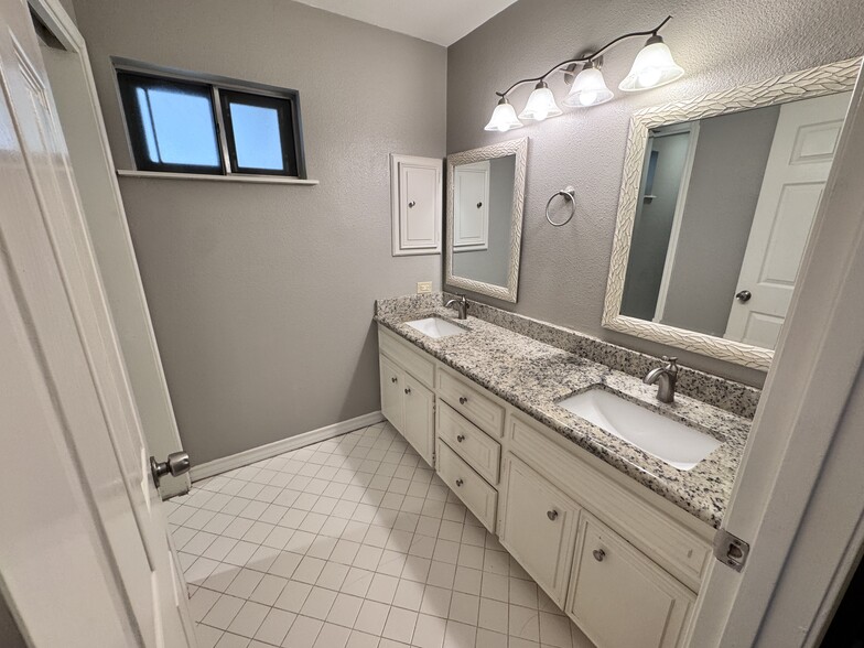 Main Floor Bathroom - 6106 Vance Jackson Rd