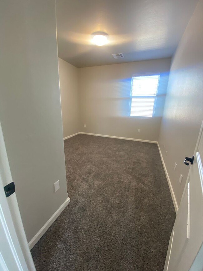 Building Photo - Newer 3 Bedroom+ Office Near Red Hawk Golf Course