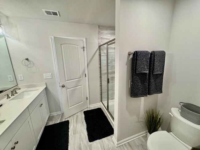 Building Photo - Spacious 3 Bedroom Townhouse