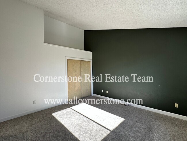Building Photo - 950 Royal Crown Ln