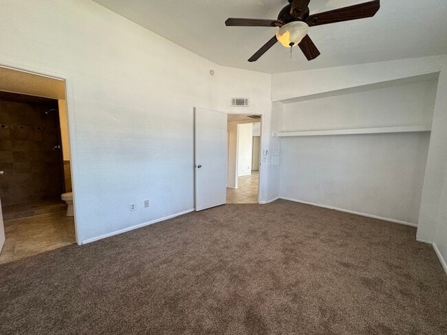 Building Photo - Bright & Spacious 2 Bedroom Condo with Vaulted Ceilings in Phoenix