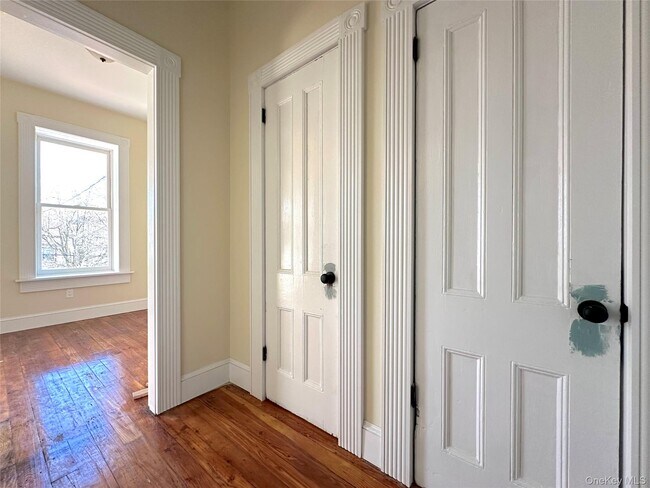 Building Photo - 31 Dubois St