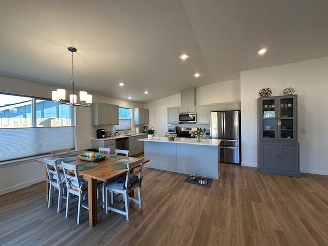 Building Photo - MOVE IN SPECIAL - Beautiful Newer 3 Bedroom / 2 Bath Home in NE Madras - PENDING APPLICATION