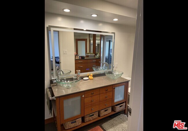 Building Photo - 4314 Marina City Dr