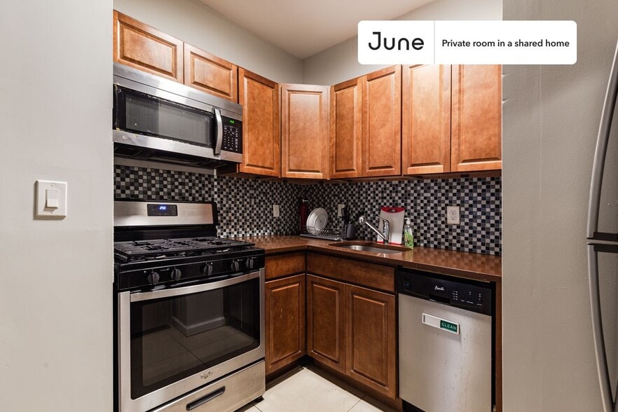 Building Photo - Room in Shared 3 bed/2 bath home
