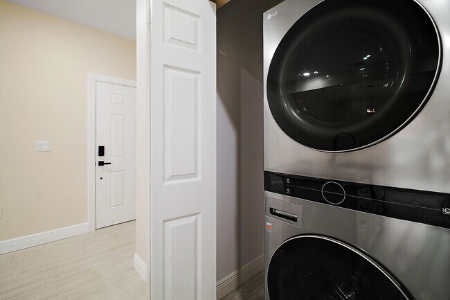 Building Photo - Luxury 2 Bed 2 Bath, Downtown Eustis Full ...
