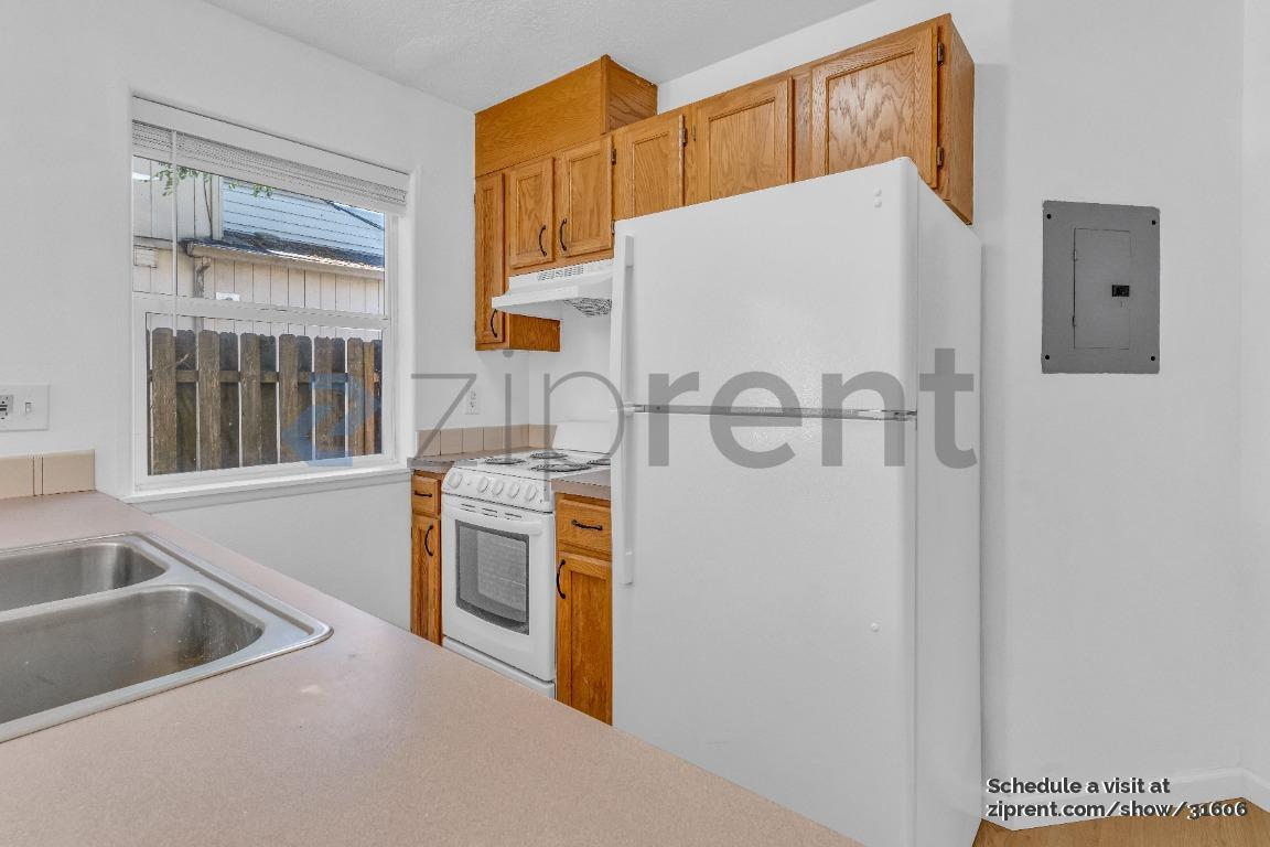 Building Photo - 1526 NE 68th Ave