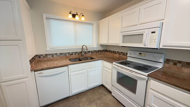 Building Photo - Newly upgraded 3-bedroom by City Park!