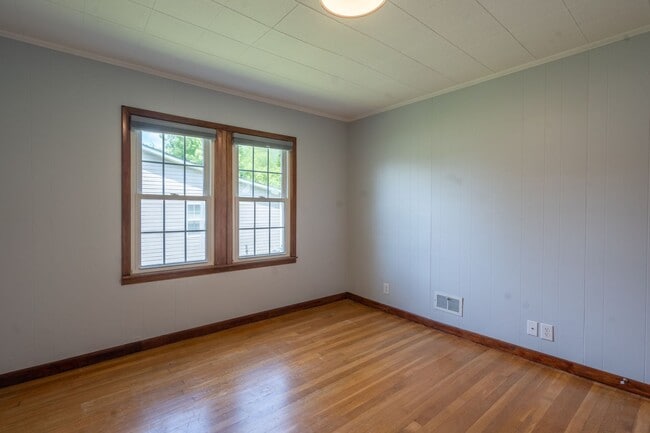 Building Photo - 3 bed and 1 bath house with fenced yard  i...