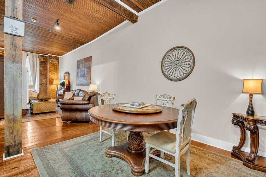 Building Photo - 515 College St