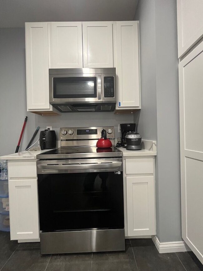 Building Photo - Spacious 3 bed, 1.5 bath duplex
