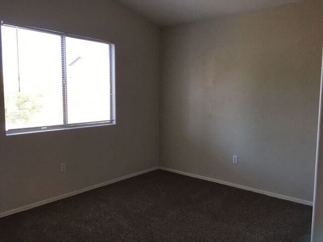 Building Photo - Sun-Drenched 3BR Tucson Residence with Expansive Backyard & Covered Patio